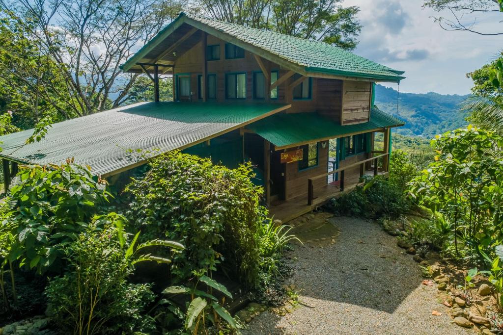 uma casa ao lado de uma montanha em Edge of the World em Dominical