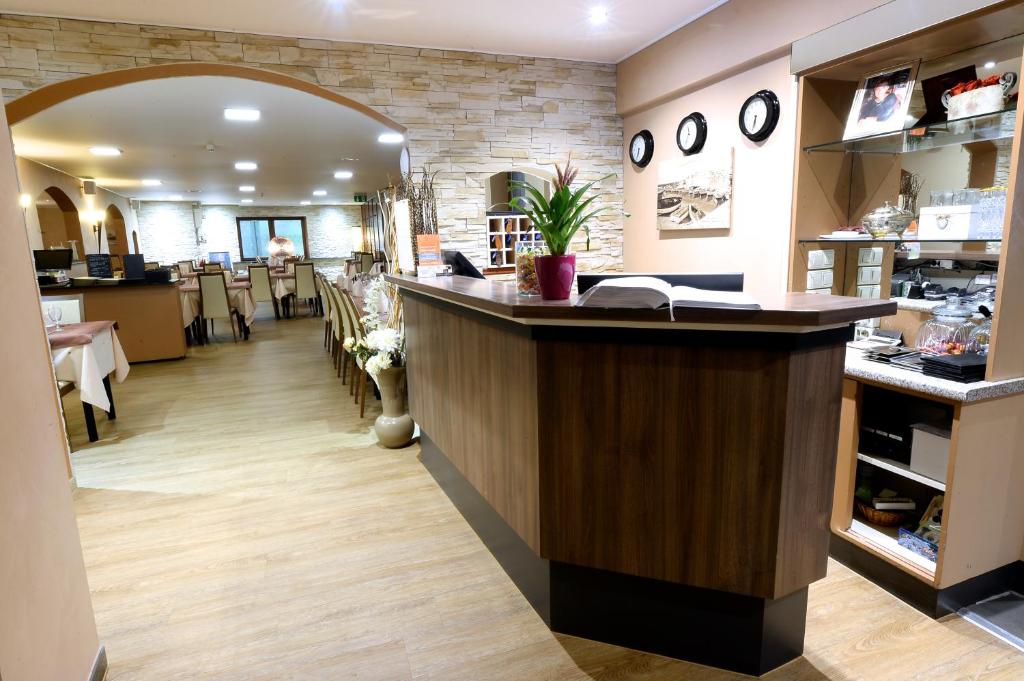 イル ピッコロ モンドにあるレストランまたは飲食店