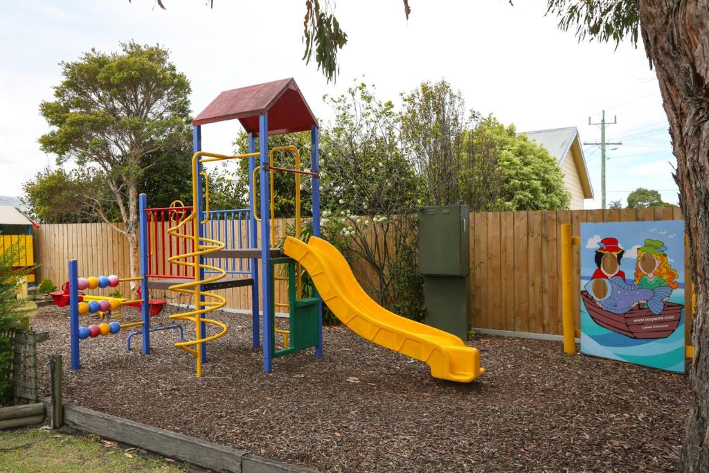 Area permainan anak di Lazy Acre Log Cabins