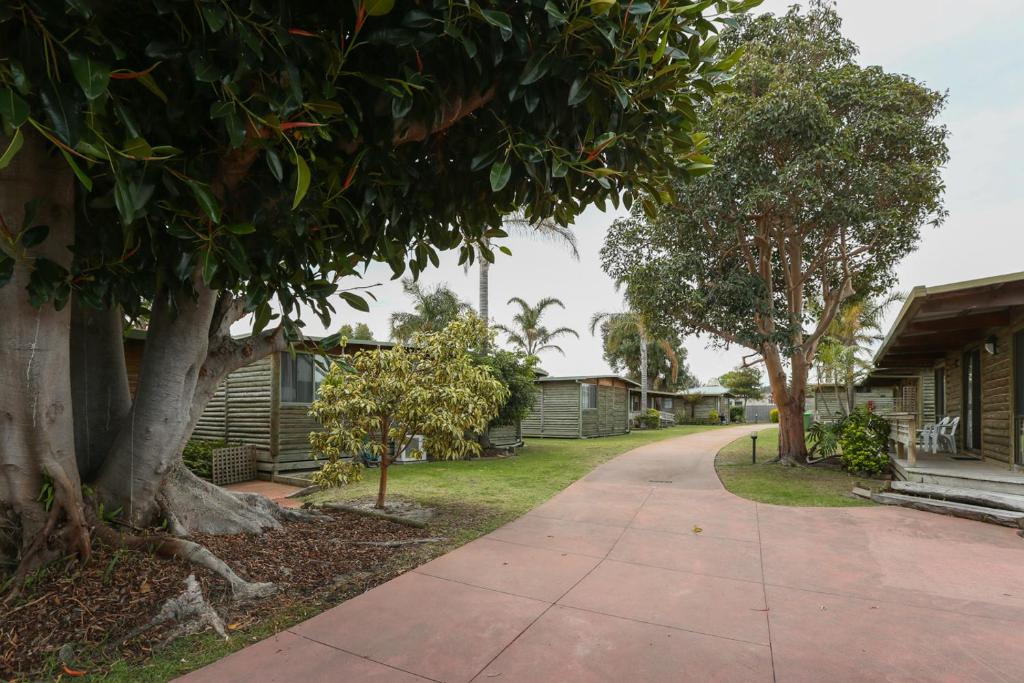 Kebun di luar Lazy Acre Log Cabins