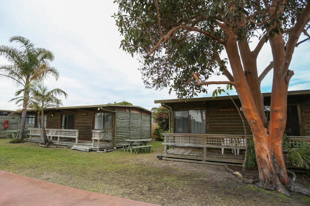 Kebun di luar Lazy Acre Log Cabins