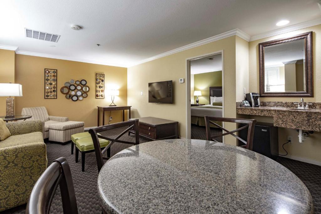 🟡 Las Vegas Casino Royale. The Best Hotel Value Of All? No Fees, Free