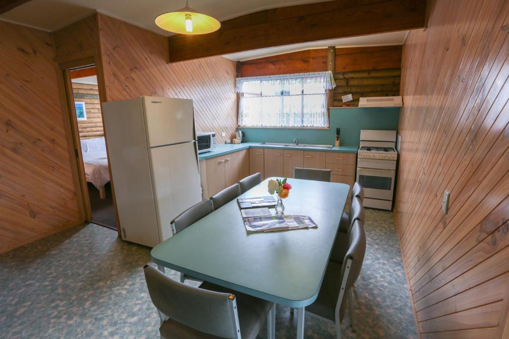 Dapur atau dapur kecil di Lazy Acre Log Cabins