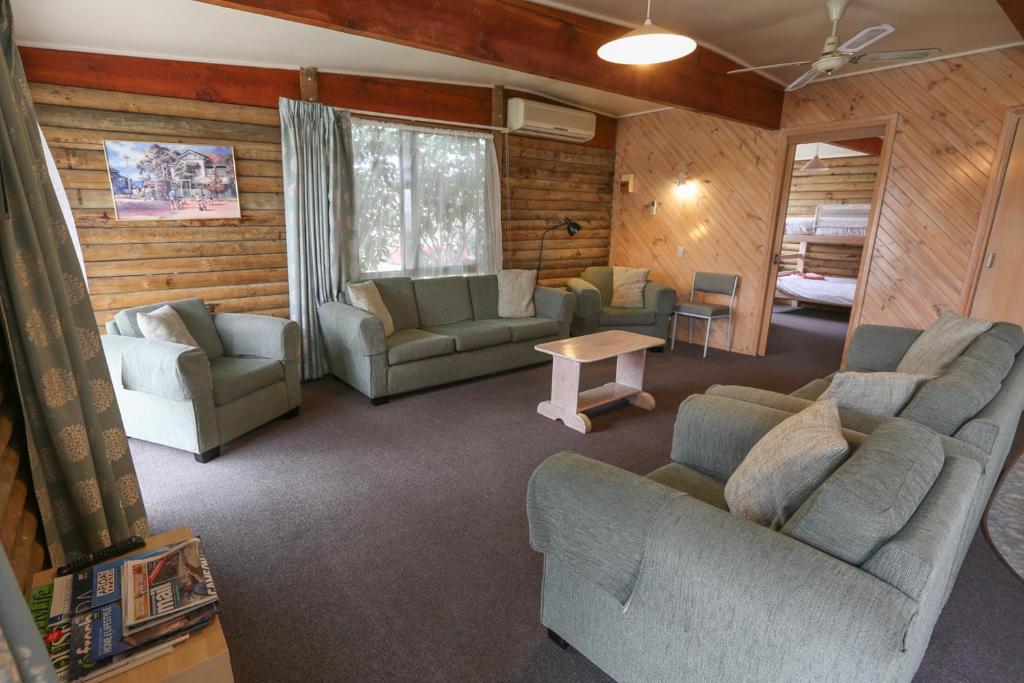 Area tempat duduk di Lazy Acre Log Cabins