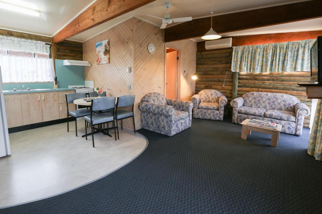 Area tempat duduk di Lazy Acre Log Cabins
