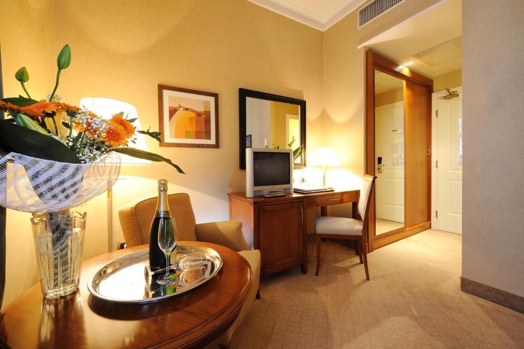TV a/nebo společenská místnost v ubytování LH Hotel Lloyd Roma