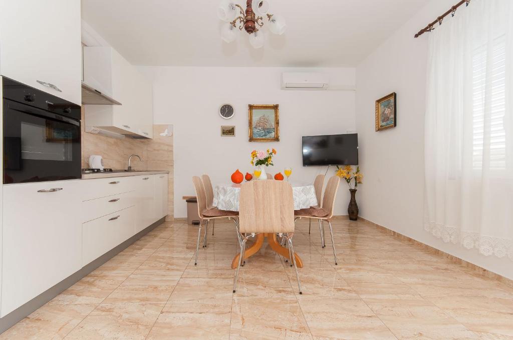 Kuchyňa alebo kuchynka v ubytovaní Apartments Marija Pisak