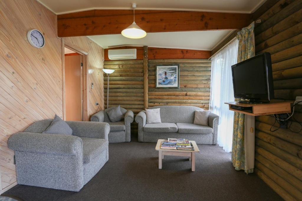 Posezení v ubytování Lazy Acre Log Cabins