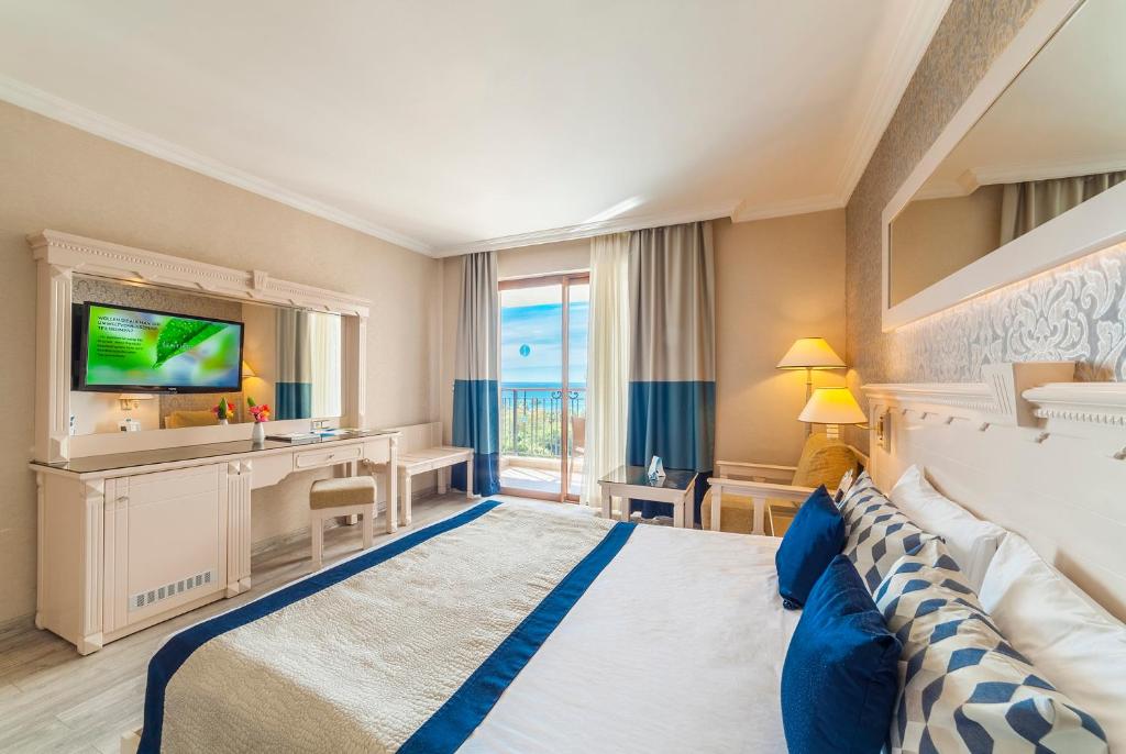 A bed or beds in a room at Hotel Turan Prince - Ex Sentido Turan Prince