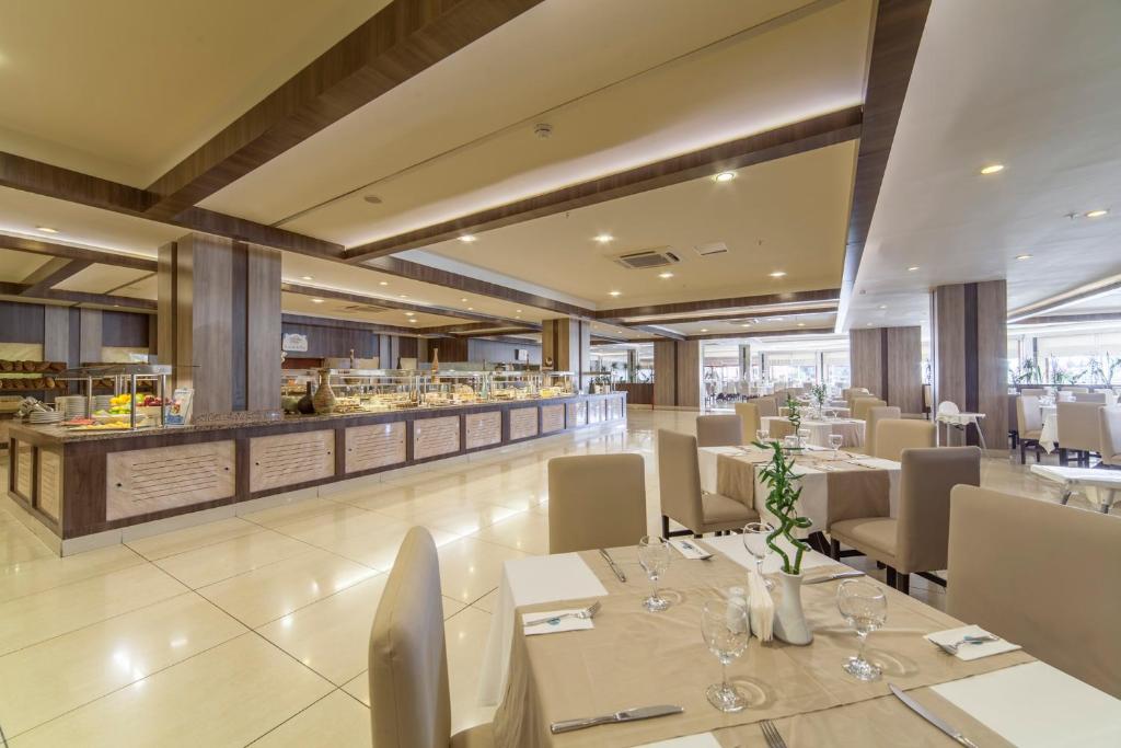 A restaurant or other place to eat at Hotel Turan Prince - Ex Sentido Turan Prince