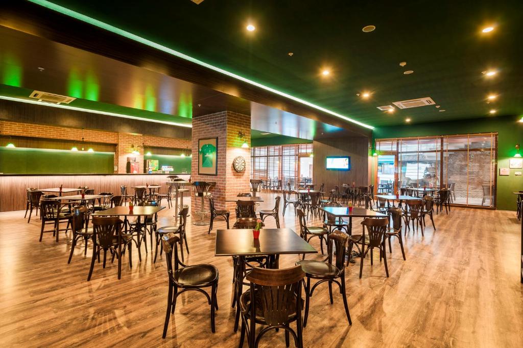 A restaurant or other place to eat at Hotel Turan Prince - Ex Sentido Turan Prince