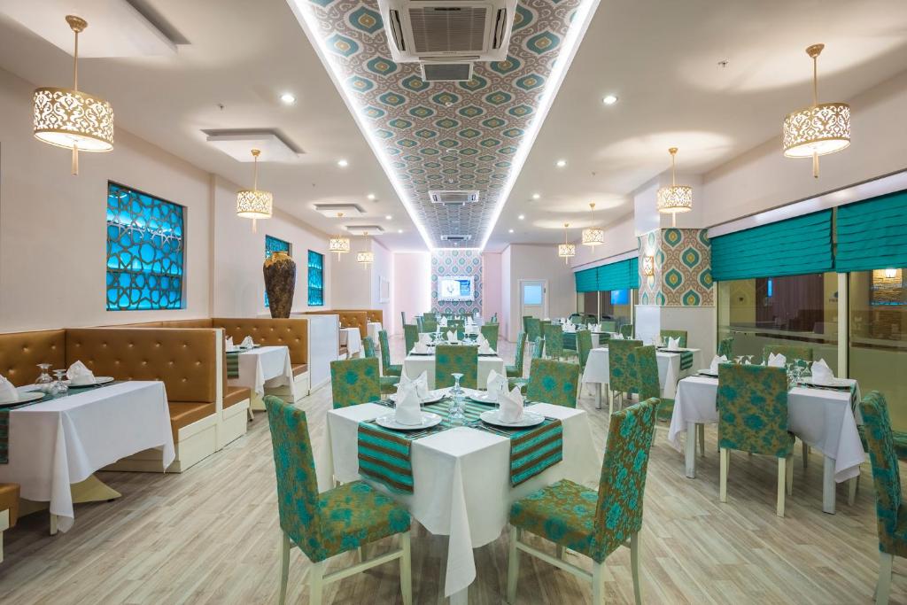 A restaurant or other place to eat at Hotel Turan Prince - Ex Sentido Turan Prince