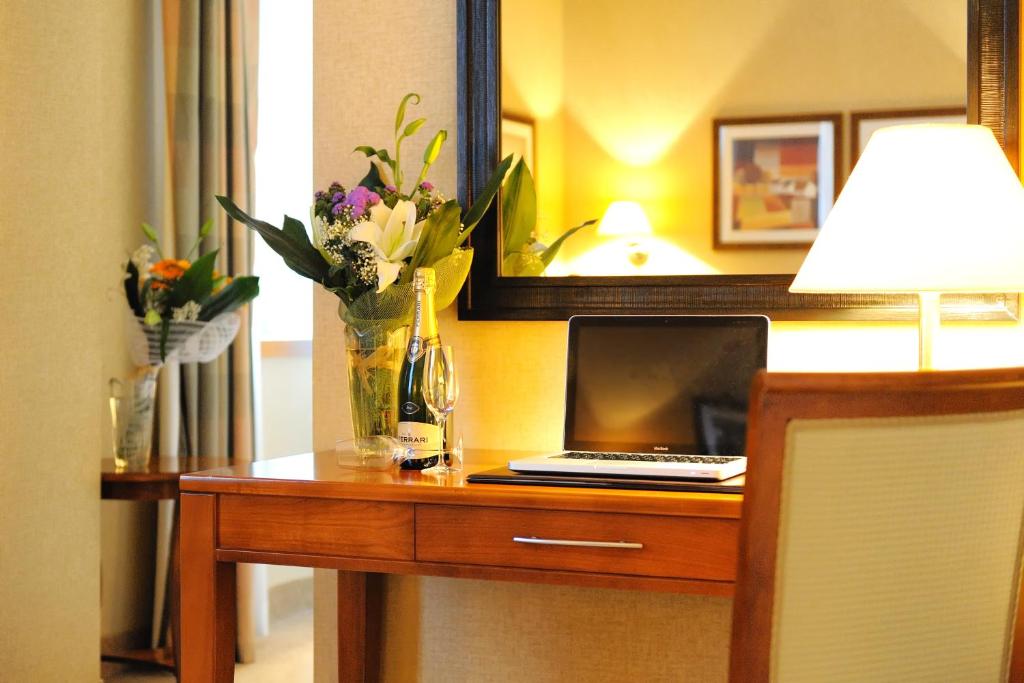 TV a/nebo společenská místnost v ubytování LH Hotel Lloyd Roma