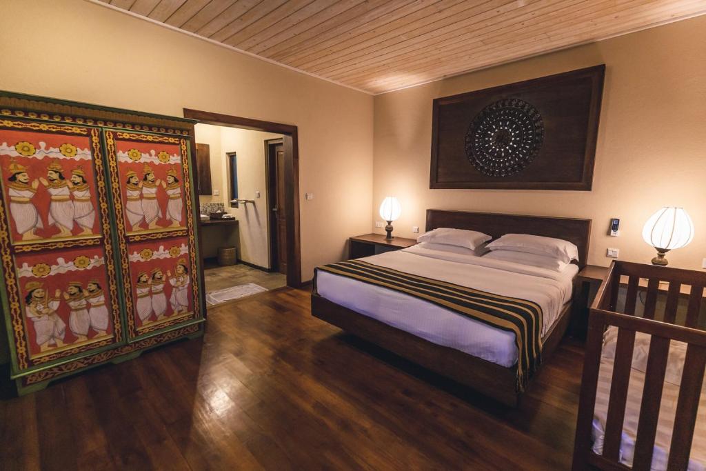 una camera da letto con un letto e un quadro sul muro di Aga Surf View a Tangalle