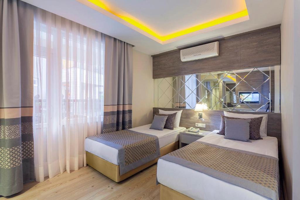 A bed or beds in a room at Hotel Turan Prince - Ex Sentido Turan Prince