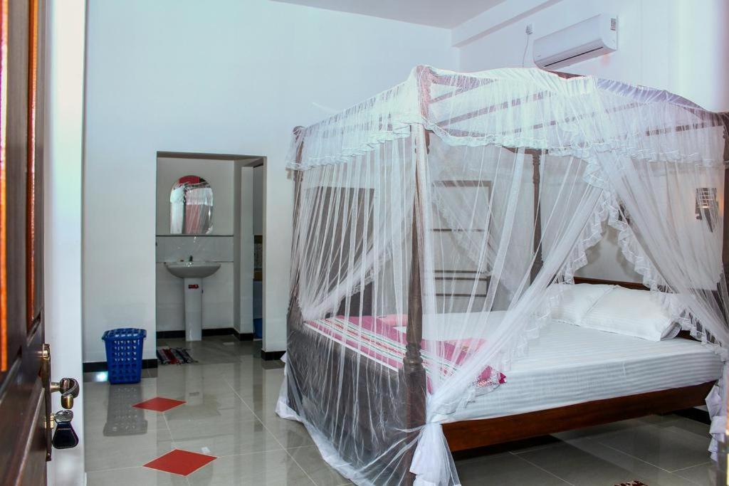 Postel nebo postele na pokoji v ubytování Raviru Guest Mirissa