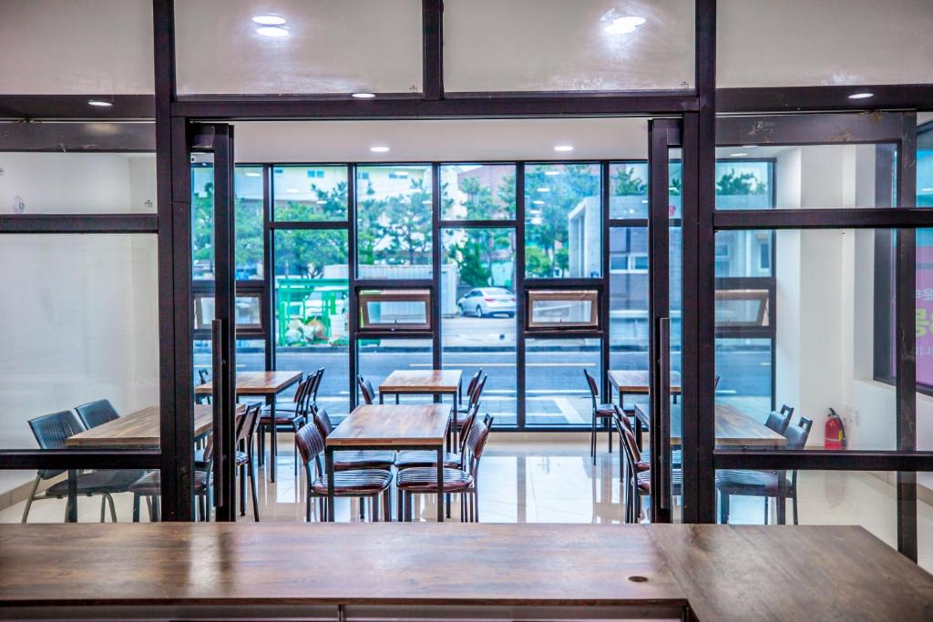 Posezení v ubytování Jeju Moseulpo Hotel