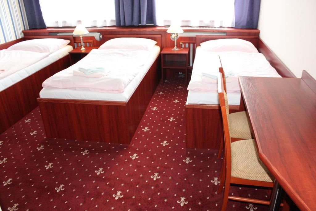 Postel nebo postele na pokoji v ubytování Hotel Hynek