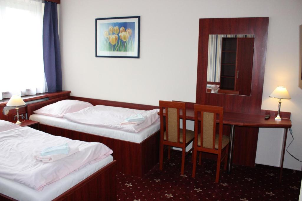 Postel nebo postele na pokoji v ubytování Hotel Hynek