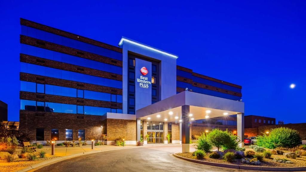 a rendering of the front of a building at night at Best Western Plus Kelly Inn in Saint Cloud