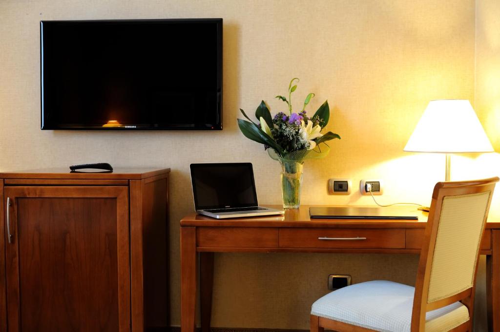 TV a/nebo společenská místnost v ubytování LH Hotel Lloyd Roma