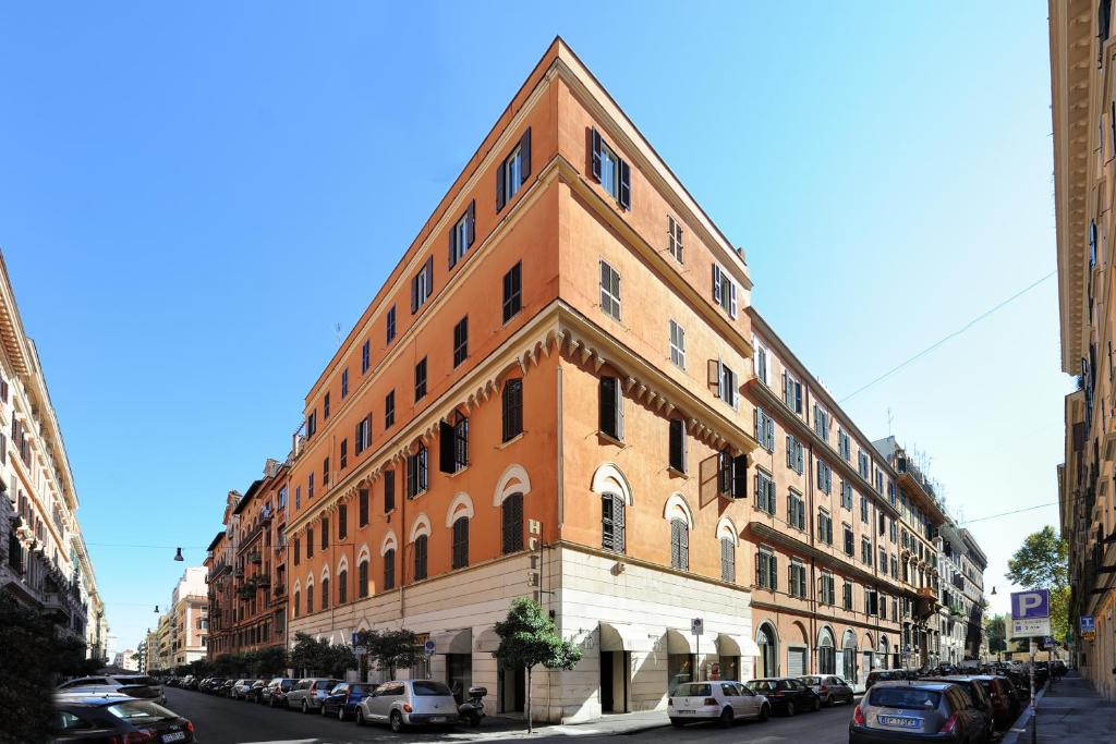 un gran edificio de ladrillo en el lateral de una calle en LH Hotel Lloyd Roma, en Roma