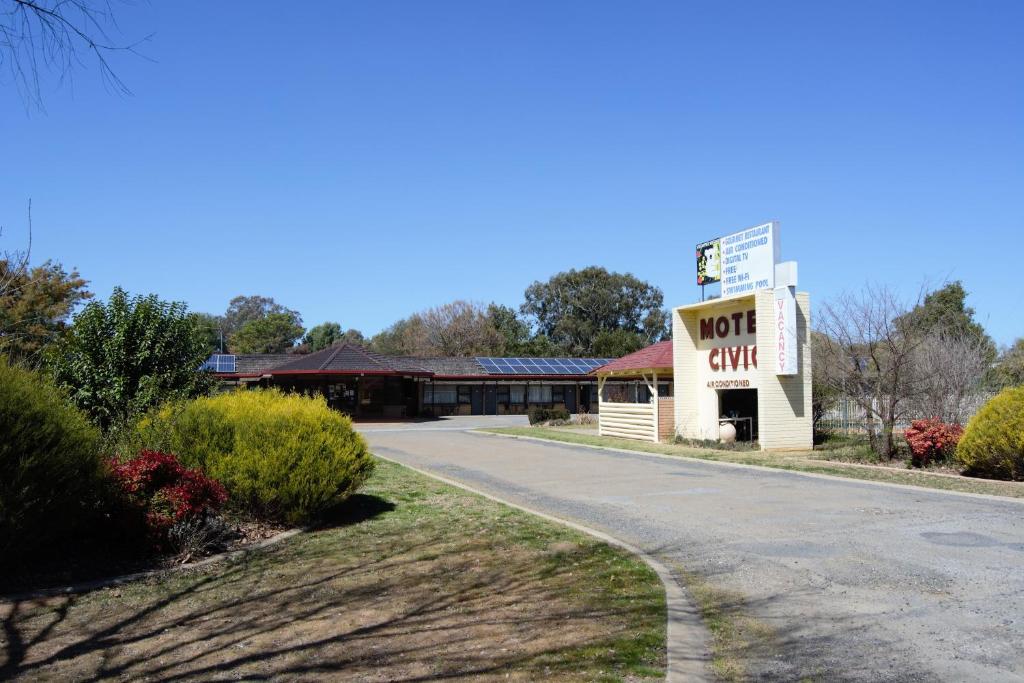 een gebouw met een bord dat staat voor noordstad bij Civic Motor Inn in Cowra