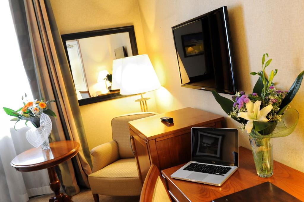 TV a/nebo společenská místnost v ubytování LH Hotel Lloyd Roma