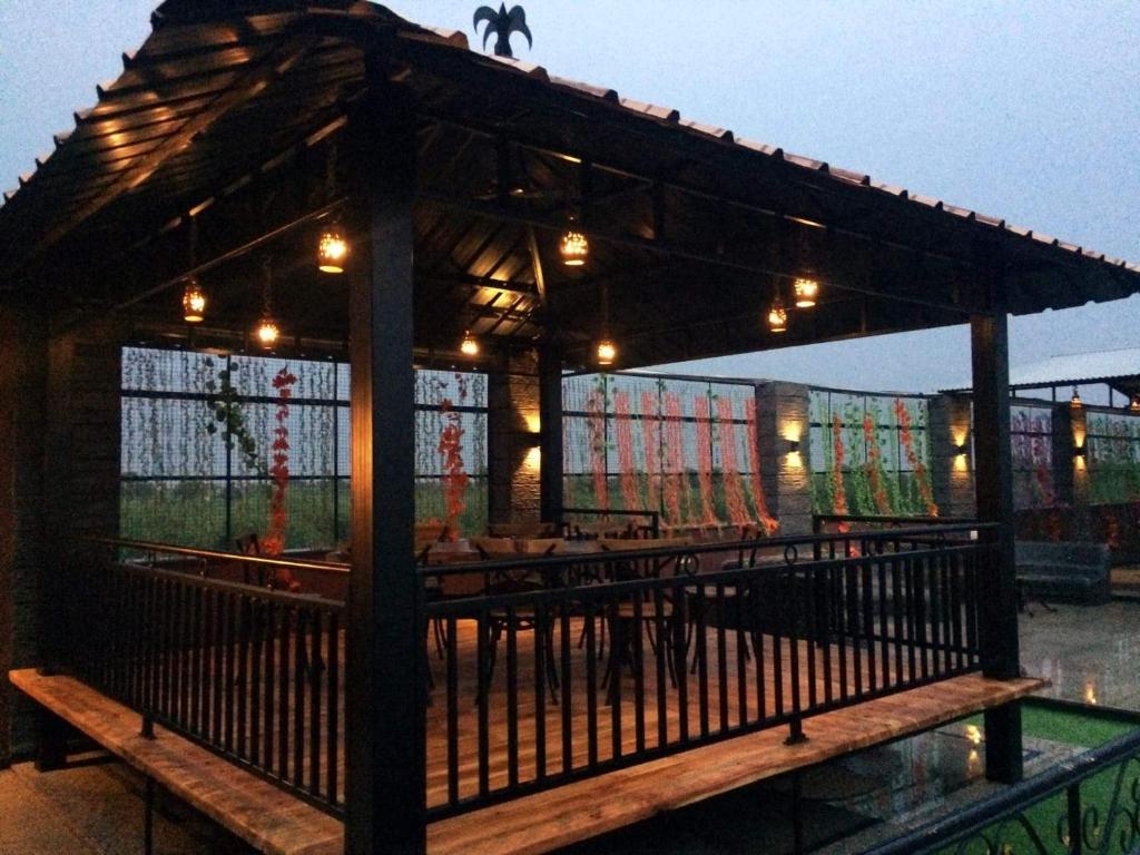 Shivam Palace & Resort في جودبور: شرفة مع طاولة وأضواء عليها