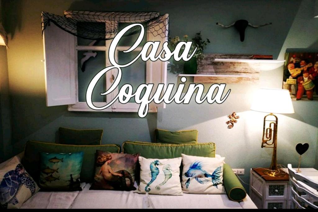 ベラにあるCasa Coquina. Vera Natura. Urbanizacion naturistaの寝室のカサ・コロンビーナの看板