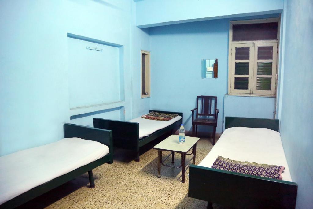 A bed or beds in a room at Solanki Guest House