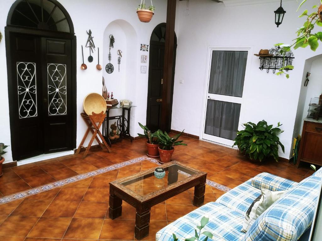 ein Wohnzimmer mit einem Sofa und einem Couchtisch in der Unterkunft La Casa de Pepa in Jerez de la Frontera