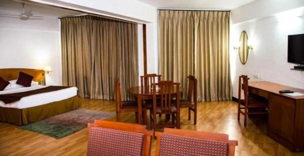 TV a/nebo společenská místnost v ubytování Ramee Guestline Tirupati