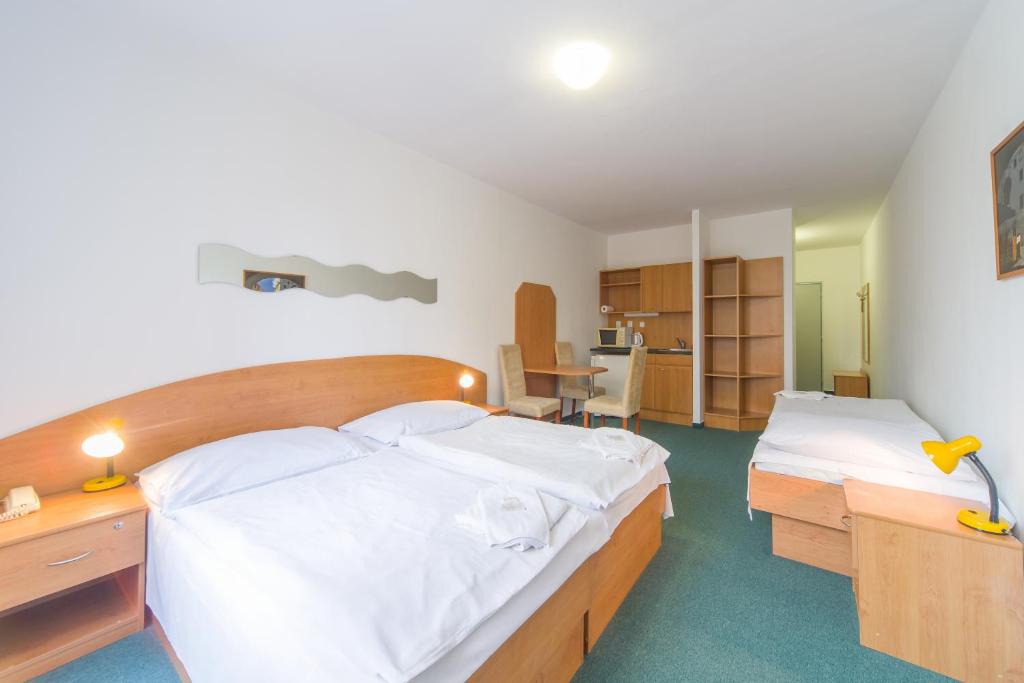 Posteľ alebo postele v izbe v ubytovaní Hotel Arnost Garni