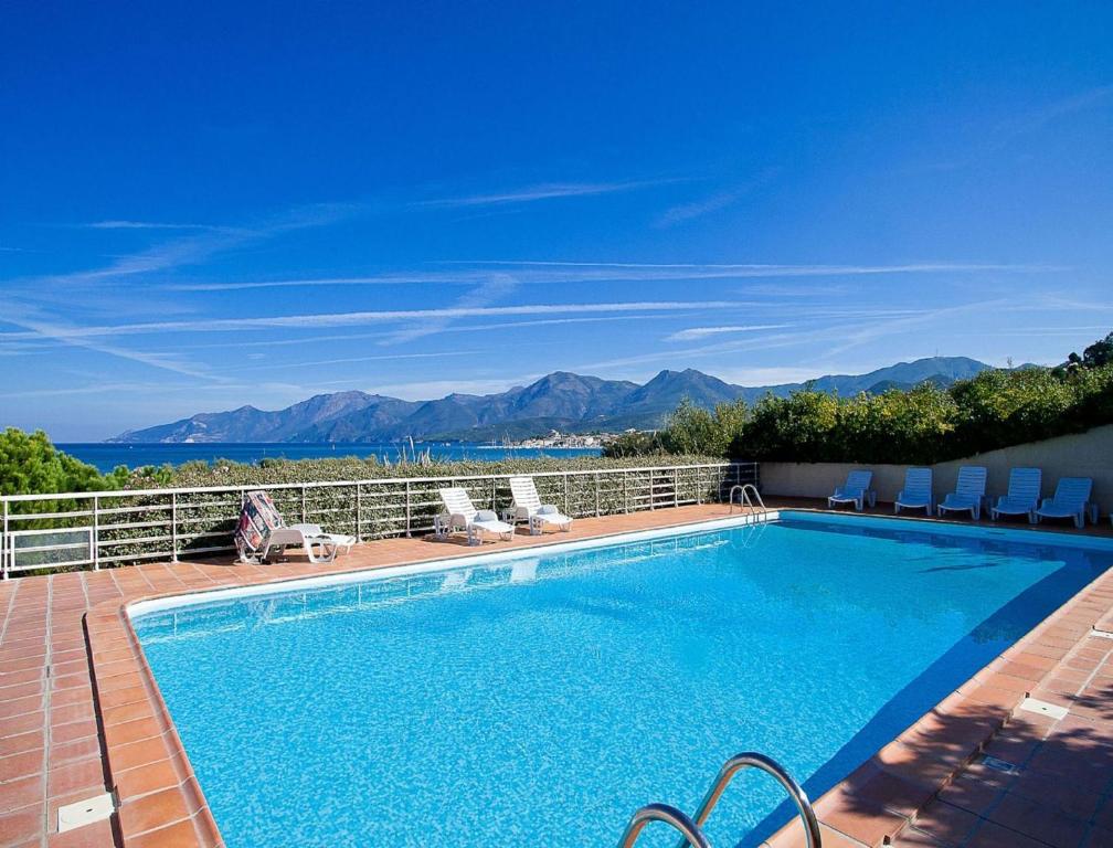 una piscina con vistas a las montañas en Résidence Suarella, en Saint-Florent