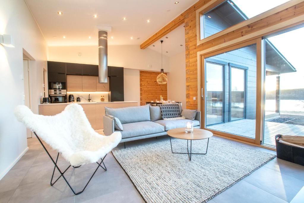 - un salon avec un canapé et une table dans l'établissement Riverside luxury suites, à Rovaniemi