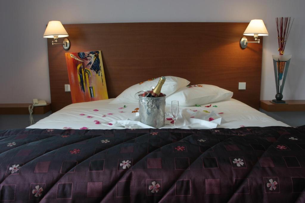 Postel nebo postele na pokoji v ubytování Hôtel Restaurant Logis La Palette