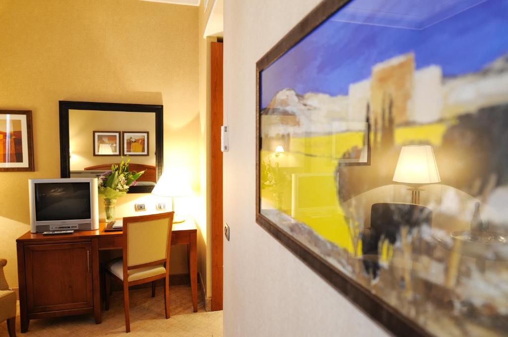 TV a/nebo společenská místnost v ubytování LH Hotel Lloyd Roma