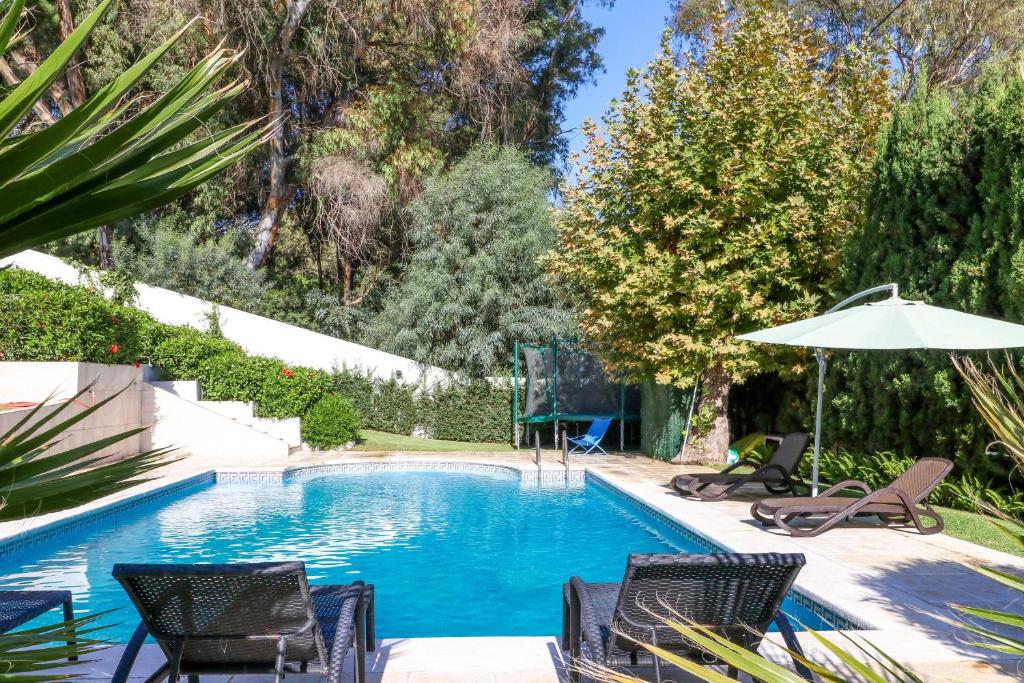 Bazén v ubytovaní Villa Vita in Elviria alebo v jeho blízkosti