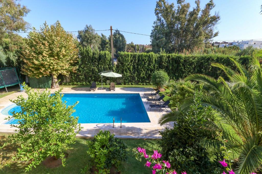 Bazén v ubytovaní Villa Vita in Elviria alebo v jeho blízkosti