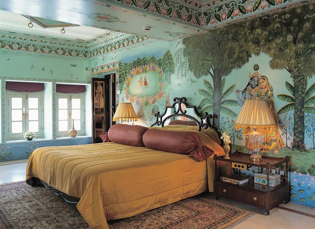 Postel nebo postele na pokoji v ubytování Taj Lake Palace Udaipur