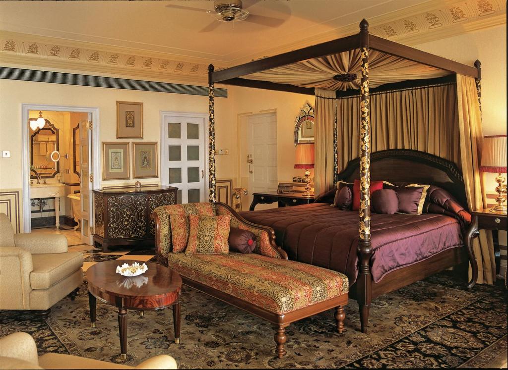Postel nebo postele na pokoji v ubytování Taj Lake Palace Udaipur
