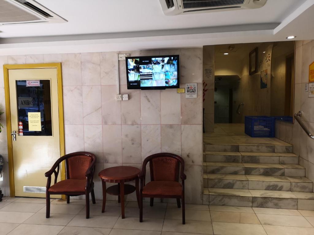 TV a/nebo společenská místnost v ubytování HOTEL AMBASSADOR 1