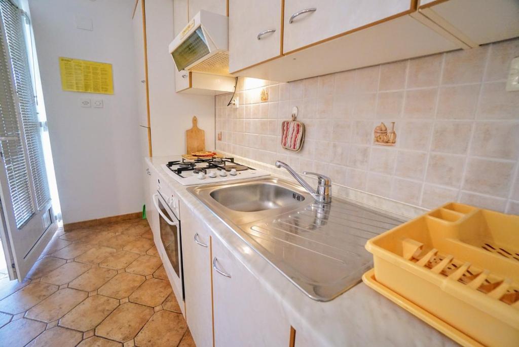 Kuchyň nebo kuchyňský kout v ubytování Apartment Cirila
