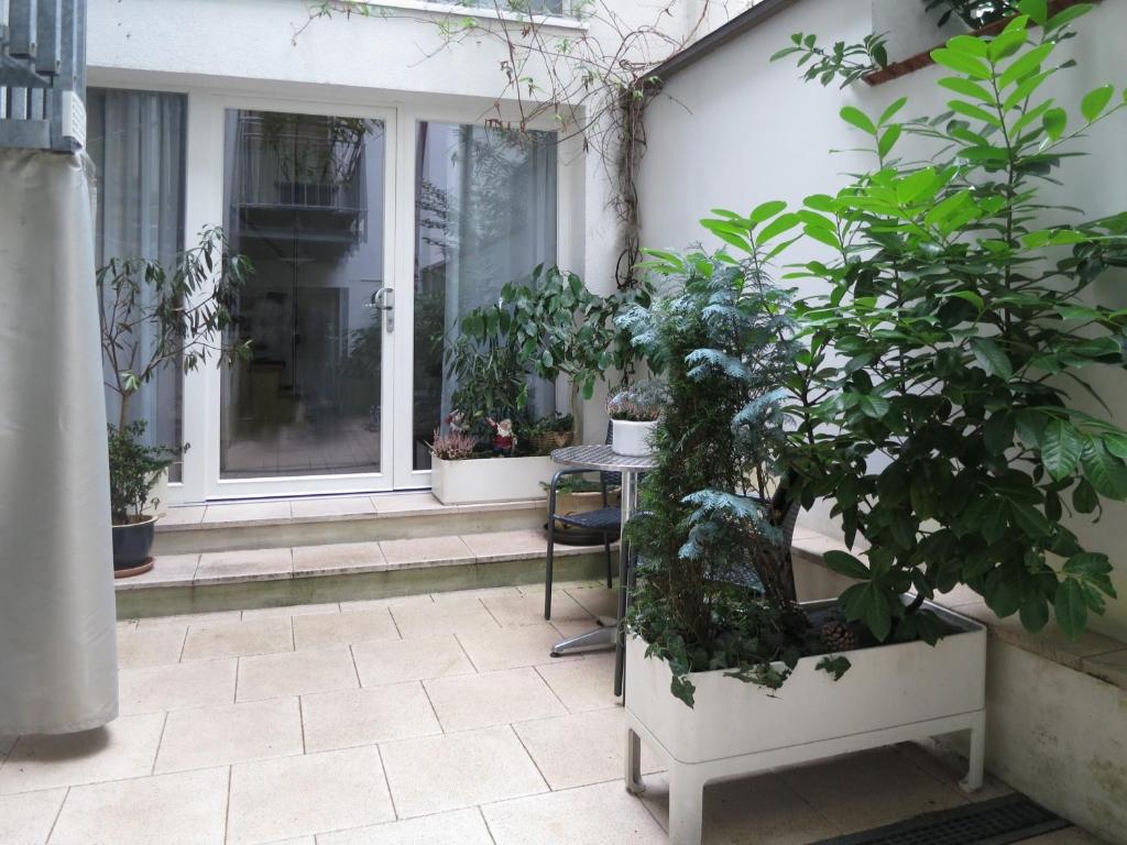 eine Veranda mit Topfpflanzen an der Seite eines Hauses in der Unterkunft Atelier Probst Salmannsweilergasse 22 in Konstanz