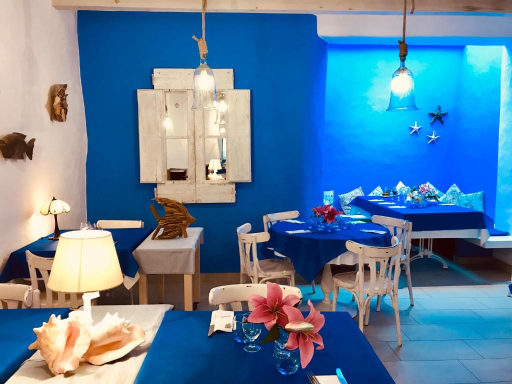 un comedor azul con mesas y sillas azules en Can Segura Hotel, en Sant Feliu de Guíxols