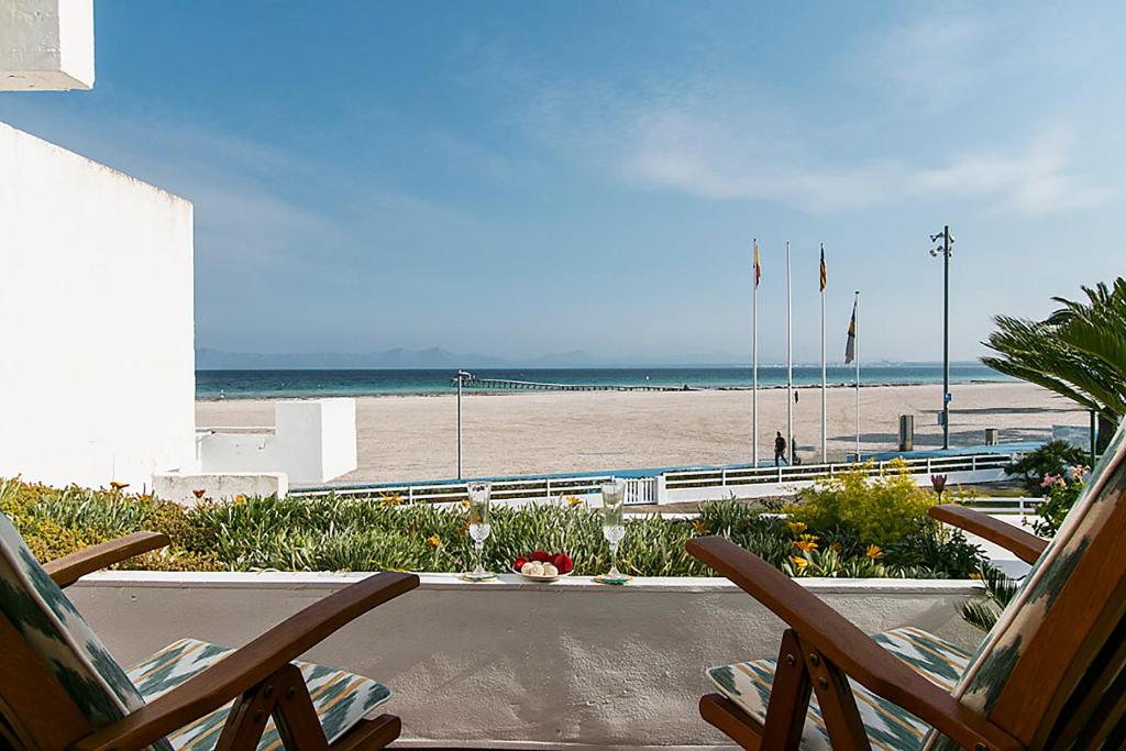 アルクーディアにあるApartment CB 1のビーチの景色を望む客室で、椅子2脚、海を望めます。