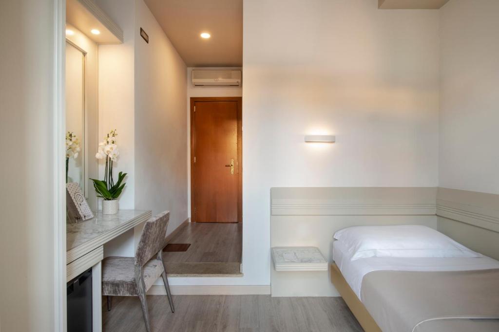Llit o llits en una habitació de Hotel Grifone Firenze - Meetings & Spa
