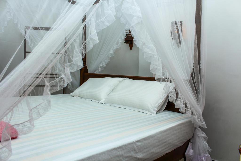 Postel nebo postele na pokoji v ubytování Raviru Guest Mirissa