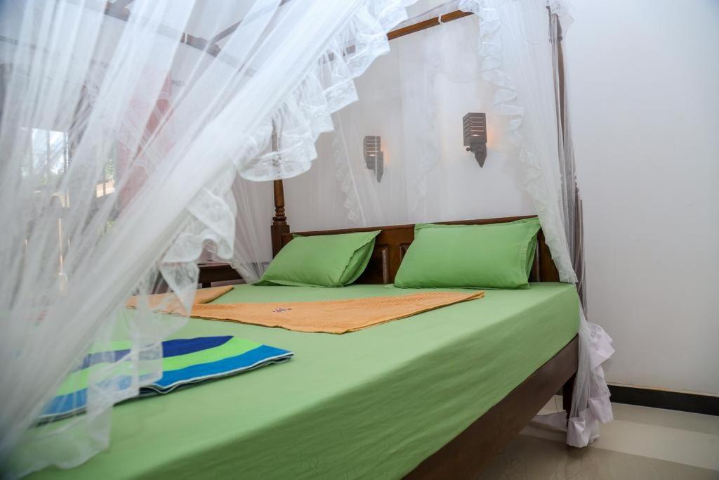 Postel nebo postele na pokoji v ubytování Raviru Guest Mirissa